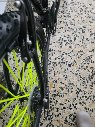 Bicicleta de montaña negra y amarilla