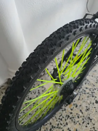 Bicicleta de montaña negra y amarilla