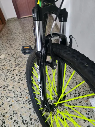 Bicicleta de montaña negra y amarilla