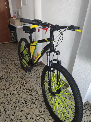 Bicicleta de montaña negra y amarilla