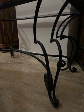 Mesa de forja negra con cristal