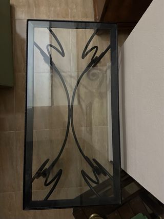Mesa de forja negra con cristal