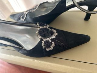 Zapatos de salón negros con tiras