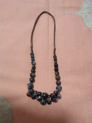 Collar de cuentas marrones y vetas azules