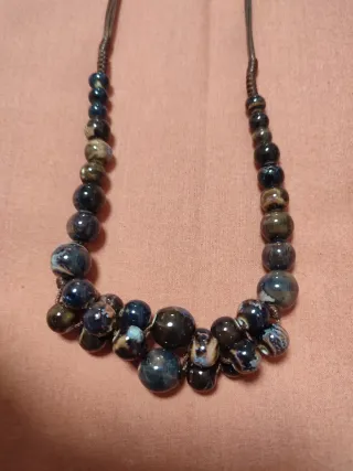Collar de cuentas marrones y vetas azules
