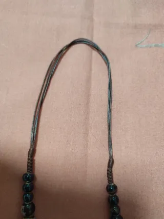 Collar de cuentas marrones y vetas azules