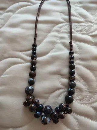 Collar de cuentas marrones y vetas azules