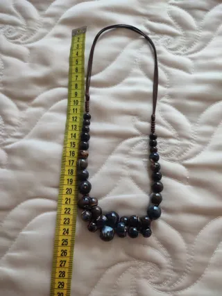 Collar de cuentas marrones y vetas azules