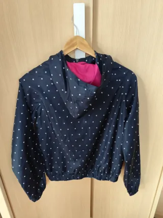 Cortavientos azul marino con capucha y estrellas