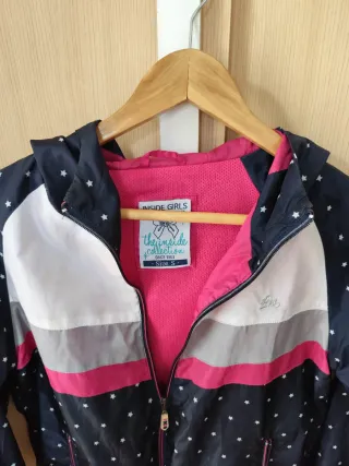 Cortavientos azul marino con capucha y estrellas