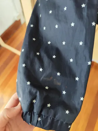 Cortavientos azul marino con capucha y estrellas