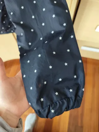 Cortavientos azul marino con capucha y estrellas