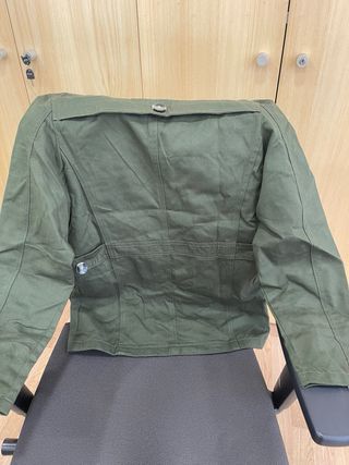 Chaqueta verde estilo trench