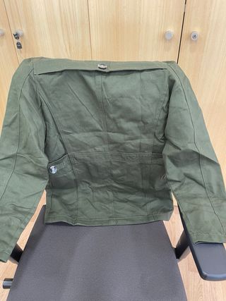 Chaqueta verde estilo trench