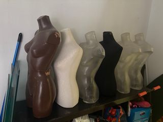 Mobiliario tienda ropa rosa