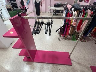 Mobiliario tienda ropa rosa