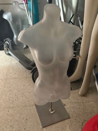 Mobiliario tienda ropa rosa