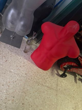 Mobiliario tienda ropa rosa