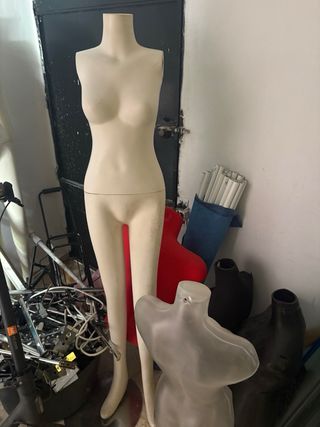 Mobiliario tienda ropa rosa