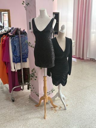 Mobiliario tienda ropa rosa