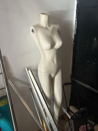 Mobiliario tienda ropa rosa