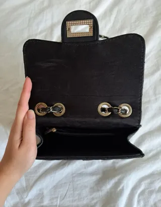 Borsetta nera trapuntata con tracolla