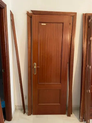 Puerta madera 72cm con marco y tapajuntas