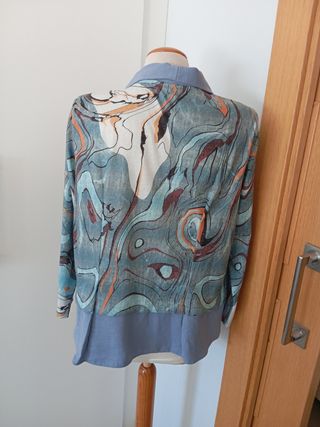 Blusa estampada multicolor talla L