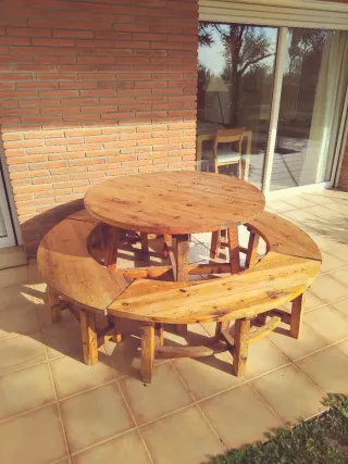 Mesa redonda madera maciza con bancos curvos