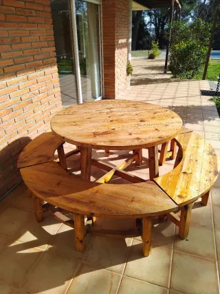 Mesa redonda madera maciza con bancos curvos