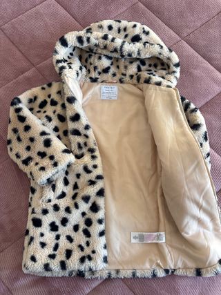 Abrigo pelo niña beige y negro