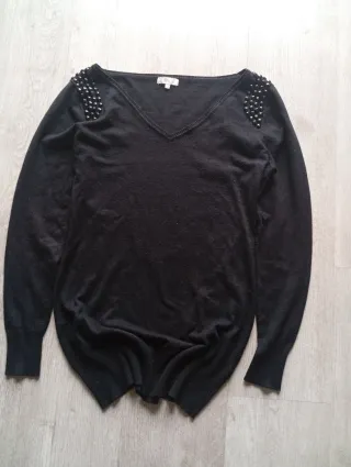Suéter negro con pedrería en hombros