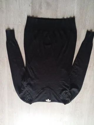 Suéter negro con pedrería en hombros