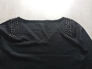 Suéter negro con pedrería en hombros