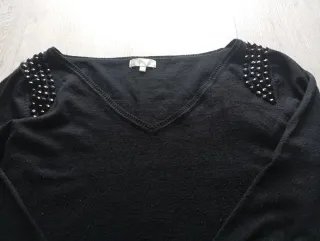 Suéter negro con pedrería en hombros