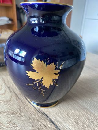 Jarrón azul con detalles dorados