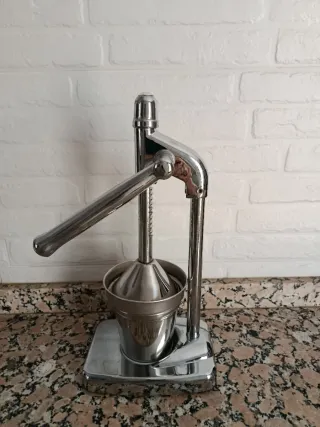 Exprimidor de metal cromado