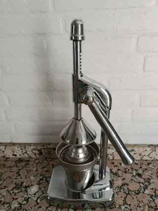 Exprimidor de metal cromado