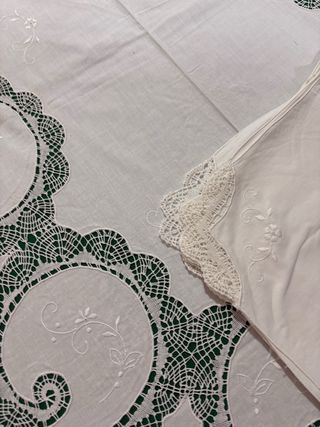 Tovaglia e tovaglioli ricamati