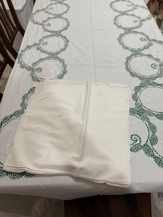 Tovaglia e tovaglioli ricamati