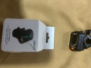 Ukelele oscuro, con funda y afinador