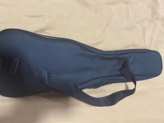 Ukelele oscuro, con funda y afinador