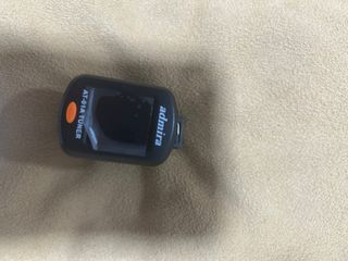 Ukelele oscuro, con funda y afinador