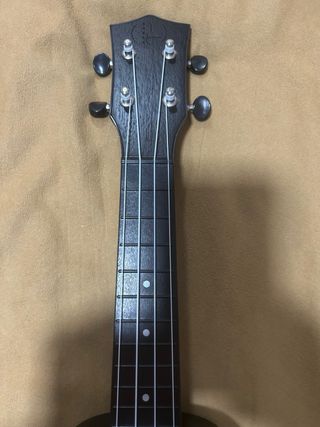 Ukelele oscuro, con funda y afinador