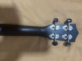 Ukelele oscuro, con funda y afinador
