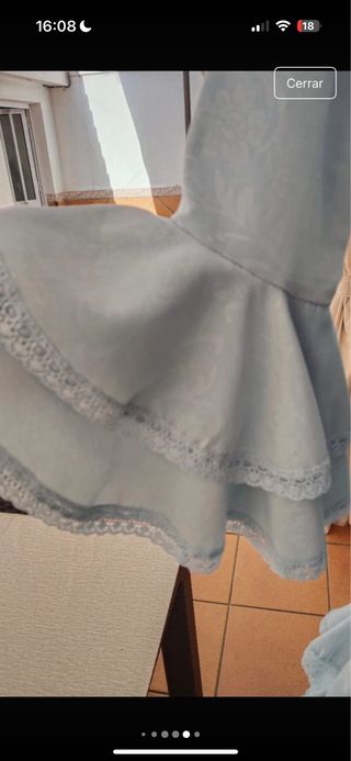 Traje de flamenca celeste con volantes