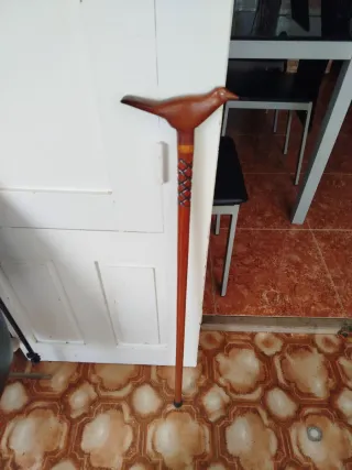 Bastón de madera con empuñadura de pájaro