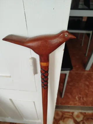 Bastón de madera con empuñadura de pájaro
