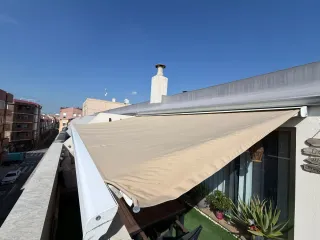 Toldo retráctil automático con mando