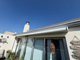 Toldo retráctil automático con mando